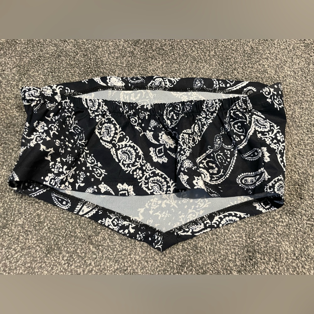 Women’s black bandana top.